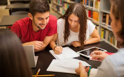 Estudiantes en biblioteca